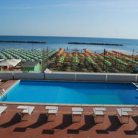 Hotel Embassy Pesaro Exterior foto