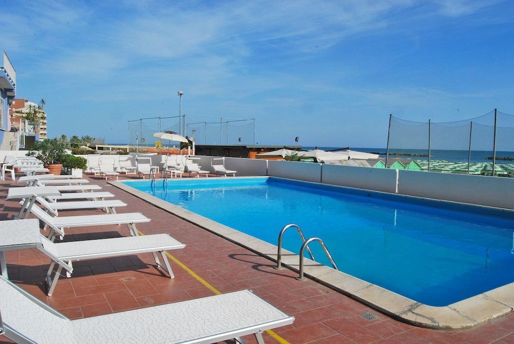 Hotel Embassy Pesaro Exterior foto