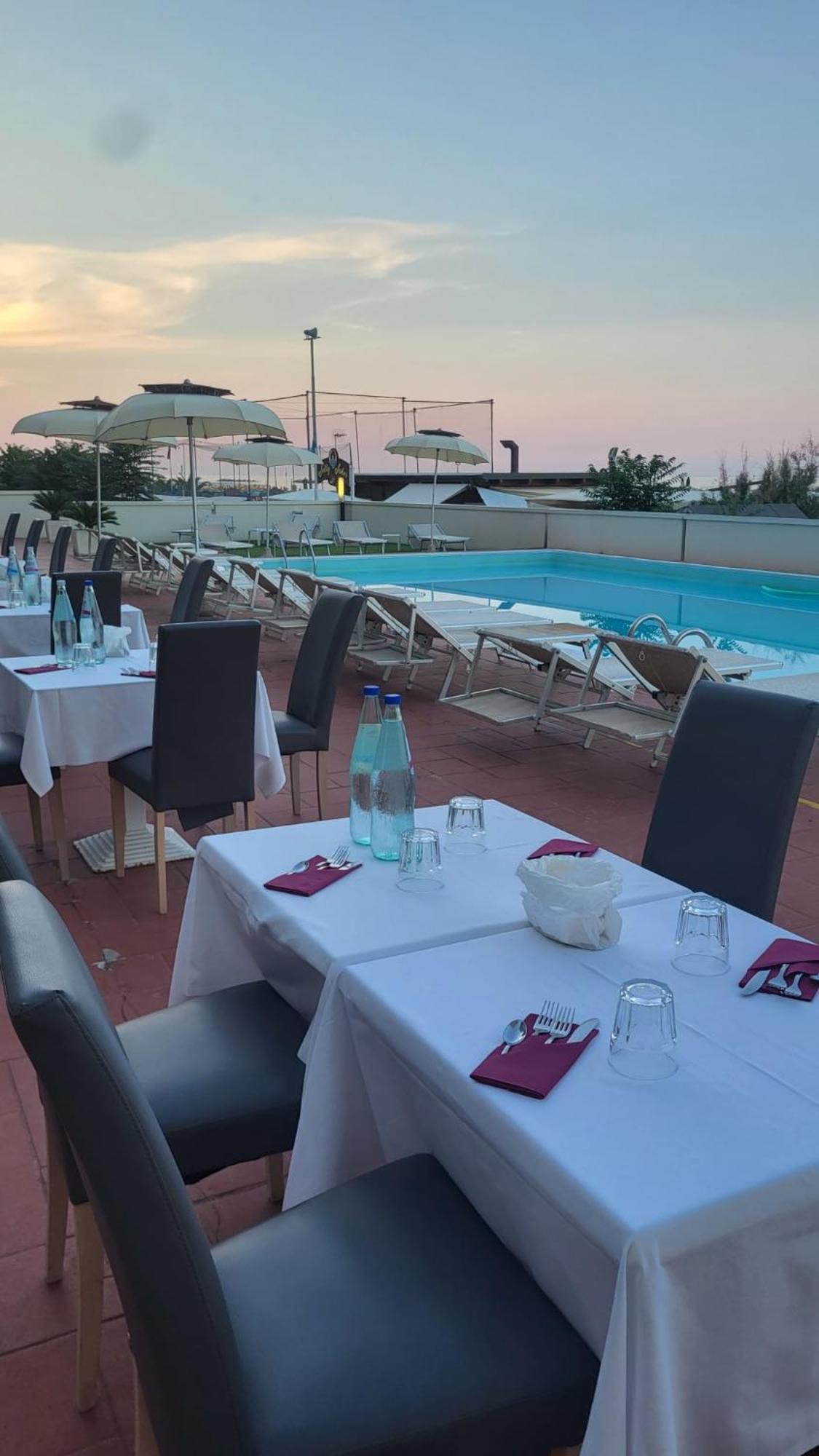 Hotel Embassy Pesaro Exterior foto