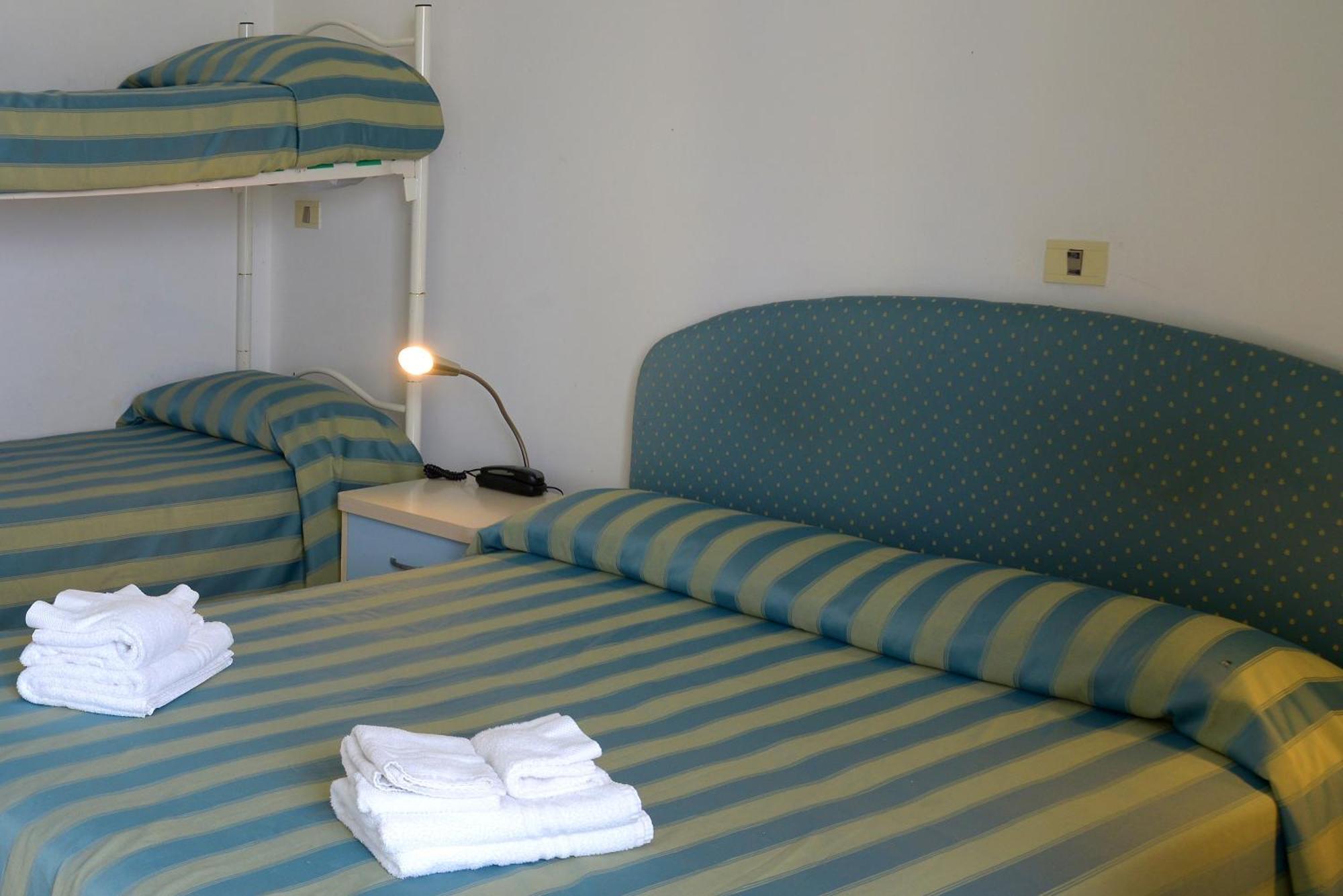Hotel Embassy Pesaro Exterior foto