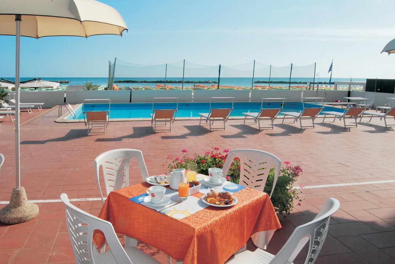 Hotel Embassy Pesaro Exterior foto
